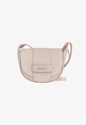 Beżowa, teksturowana skórzana torba na ramię z klapką i paskiem, z marką "RYŁKO" z przodu.