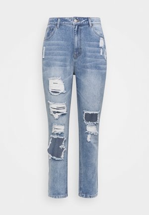 Hellblaue Jeans mit hoher Taille mit mehreren großen, stark verwaschenen Stellen und ausgefransten Kanten an den Vorderbeinen.