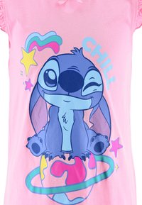 Tessuto rosa con un personaggio dei cartoni animati con pelliccia blu, seduto su un pianeta colorato con stelle e la parola "CHILL" ben in evidenza.