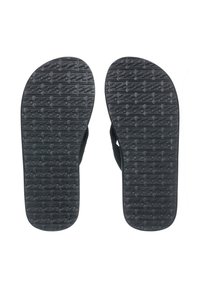 Svarta flip-flops med texturerade gummisulor som har böjda linjer och ett räfflat mönster för bättre grepp. Tunna mellanremmar i tongsstil.