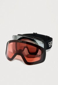 Gogle narciarskie EA7 z czarną oprawką i czerwonymi szkłami. Wyposażone w elastyczny pasek zapewniający pewne dopasowanie. Gładka powierzchnia i wyrazisty design.