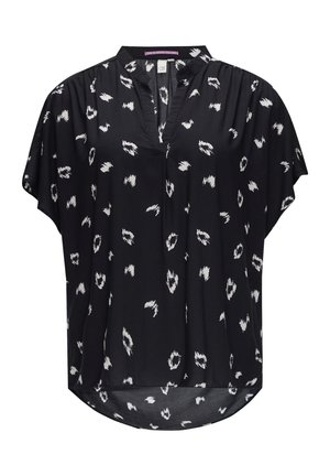 Czarna koszula o luźnym kroju, z krótkim rękawem i dekoltem w kształcie litery V, zdobiona białymi nieregularnymi wzorami oraz zaokrąglonym dołem.