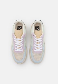Paire de baskets Veja aux couleurs pastel avec lacets blancs, bouts perforés, languettes beiges et panneaux bleu clair, rose et crème, vue de dessus.
