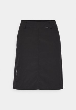 Gonna nera con vita adatta, taglio dritto e tasca laterale. Realizzata in un tessuto leggero e liscio, presenta una minimale brandizzazione sul lato.