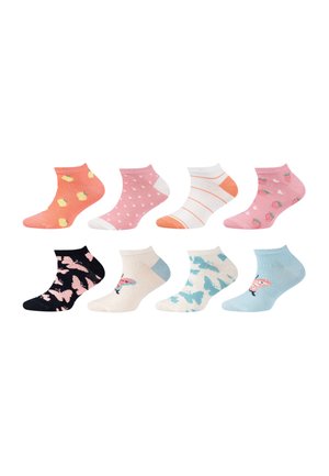 Acht Knöchelsocken in zwei Reihen, mit Mustern wie Pfirsichen, Punkten, Streifen, Erdbeeren, Schmetterlingen und Flamingos in Pastellfarben.