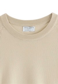 Maglione beige con scollatura a girocollo a coste e etichetta che recita "Holly & Whyte by Lindex." Tessuto liscio, lavorazione a maglia leggera.