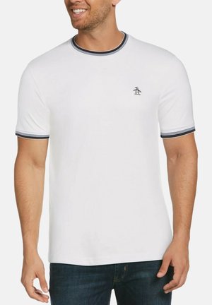 Witte katoenen t-shirt met marineblauwe gestreepte kraag en mouwboorden. Bevat een klein pinguïnlogo op de linkerborst. Zachte textuur en casual pasvorm.