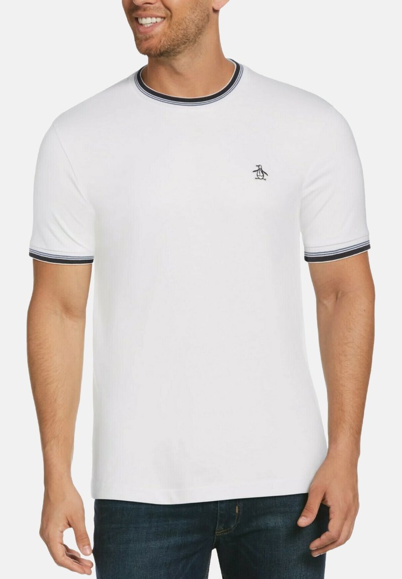 T-shirt en coton blanc avec un col et des poignets rayés bleu marine. Présente un petit logo de pingouin sur la poitrine gauche. Texture douce et coupe décontractée.