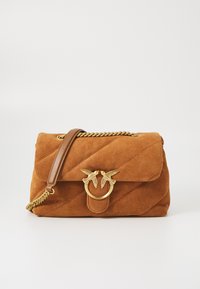 Καφέ σουέτ τσάντα χιαστί με επικάλυψη, χρυσές λεπτομέρειες και ένθετο πουλιού στο κούμπωμα. Διαθέτει αλυσίδα και δερμάτινο λουρί για τον ώμο.