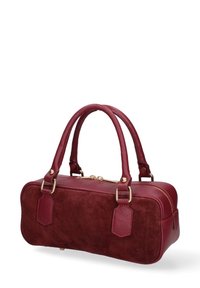 Borsa a tracolla color marrone con pelle scamosciata texture e pelle liscia, hardware in tono oro, manici doppi e chiusura con zip. Forma rettangolare con dettagli decorativi.