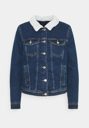 Jeansjacke mit einem gefütterten cremefarbenen Kragen, fünf Fronttaschen, Metallknöpfen und kontrastierenden Nähten, in einer dunkelblauen Waschung.