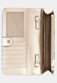 Metallic gylden pung med kortlommer, et klart ID-vindue og en lynlås-kompartment. Har en glat tekstur og guld hardware detaljer.