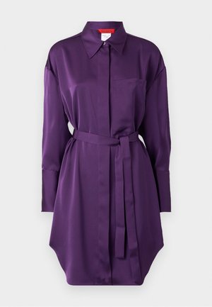 Vestido de camisa de satén púrpura con cuello, mangas largas y cintura ajustada. Presenta un bolsillo en el pecho y un dobladillo curvado.