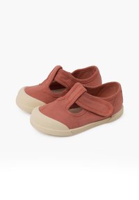 Scarpe Mary Jane in tela rossa con punta arrotondata, cinturino in velcro e suola in gomma beige. Presentano lati con ritagli e tessuto testurizzato.