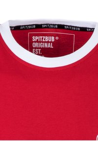 Rotes Baumwoll-T-Shirt mit einem weißen Rundhalsausschnitt und einem schwarzen "SPITZBUB ORIGINAL EST."-Label innen. Glatte Textur, lässiges Design.