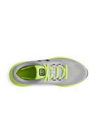 Graue Sportschuhe mit einem Mesh-Obermaterial, leuchtend grünen Akzenten, strukturiertem Sohlen und schwarzem Logo. Die Schnürsenkel sind ebenfalls limettengrün.