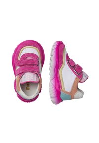 Sneakers rosa e bianchi con un design in materiali misti, caratterizzati da cinturini in velcro, suola testurizzata e dettagli colorati in giallo e blu pastello.