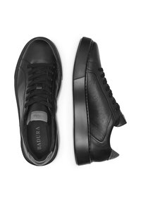 Čierne kožené tenisky s hladkým a textúrovaným povrchom, s okrúlym špičkou, šnurovaním a hrubou, textúrovanou gumovou podrážkou.