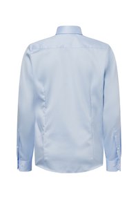 Camicia a maniche lunghe blu chiaro con una texture liscia, polsini con bottone, dettagli con pieghe sulla schiena e colletto classico.