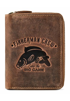 Cartera de cuero marrón con pez grabado en relieve y texto "Fisherman Crew" y "Enter the Big Game" en el frente, cierre de cremallera visible en el lateral.