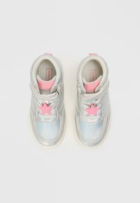 Hõbedased metallik kõrged treeningjalatsid roosa tähe aktsentidega, paelad ja pehme vooder. Omab tekstureeritud pinda ja pehmendatud talla.