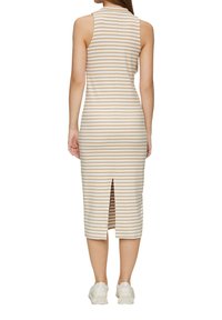 Gestreiftes Midi-Kleid in Beige und Weiß, ärmelloses Design mit einem Schlitz hinten. Kombiniert mit weißen Sportschuhen. Glatter, eng anliegender Stoff.