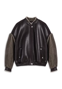 Bruine leren jas met textuurlijke leren mouwen. Heeft een ronde halslijn, drukknoopsluiting en voorzakken. Zachte, contrasterende materialen.