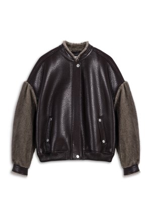 Bruine leren jas met textuurlijke leren mouwen. Heeft een ronde halslijn, drukknoopsluiting en voorzakken. Zachte, contrasterende materialen.