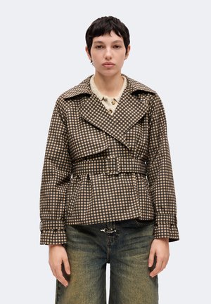 Abercrombie & Fitch, CHASE SHORT BELTED TRENCH PATTERN - Лятно яке - light brown