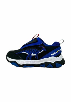 Sneaker neri e blu con design di un dinosauro, linguetta imbottita, chiusura con elastico e suola testurizzata con accenti blu.
