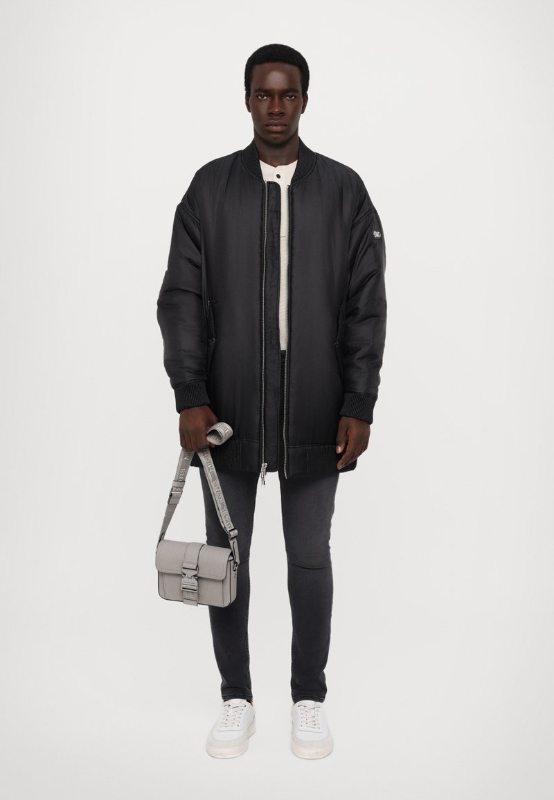 Michael Kors AVIATOR XBODY - Axelremsväska - quarry grey