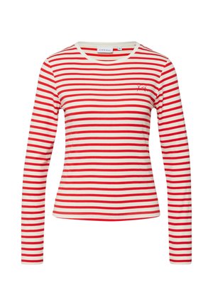 Biała koszula z długim rękawem z czerwonymi poziomymi paskami i małym haftowanym detalem na lewej piersi, okrągły dekolt, dopasowany krój.