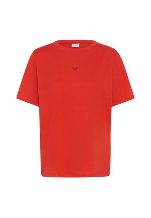 Rdeča bombažna majica kratkih rokavov z majhnim krpljenim srcem, ki je osrednje postavljeno pod okroglo izrezom na vratu.