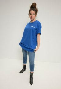Studio Untold DANS LE DOS COL ROND ET - T-shirts basic - cornflower blue