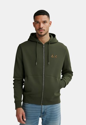 Felpa con zip color verde oliva realizzata in materiale morbido. Presenta una tasca frontale, un cappuccio regolabile e un piccolo logo dorato sul petto.