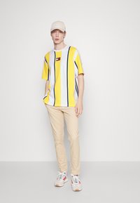 Tommy Jeans SKATER VERTICAL STRIPE TEE - Tricou cu imprimeu - warm yellow