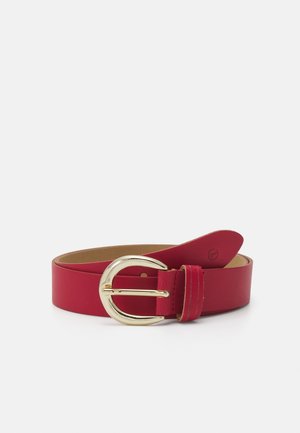 Rode leren riem met een gladde afwerking en een grote ronde goudkleurige gesp. Bevat een bijpassende leren houder; minimalistisch ontwerp.