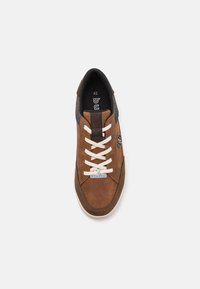 Brune semskede sneakers med hvite lisser, grå detaljer, rund tå, minimal branding og gummisåle. Størrelse 42 vist på innlegget.