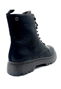Černé kožené kotníkové boty s tkaničkami, pevným poutkem na patě a silnou gumovou podrážkou s texturovaným vzorem.