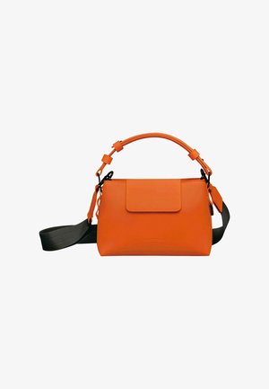 Sac à main en cuir orange avec une bandoulière noire amovible, une poignée supérieure, une fermeture rabat, et des détails de couture subtils. Logo embossé sur le devant.