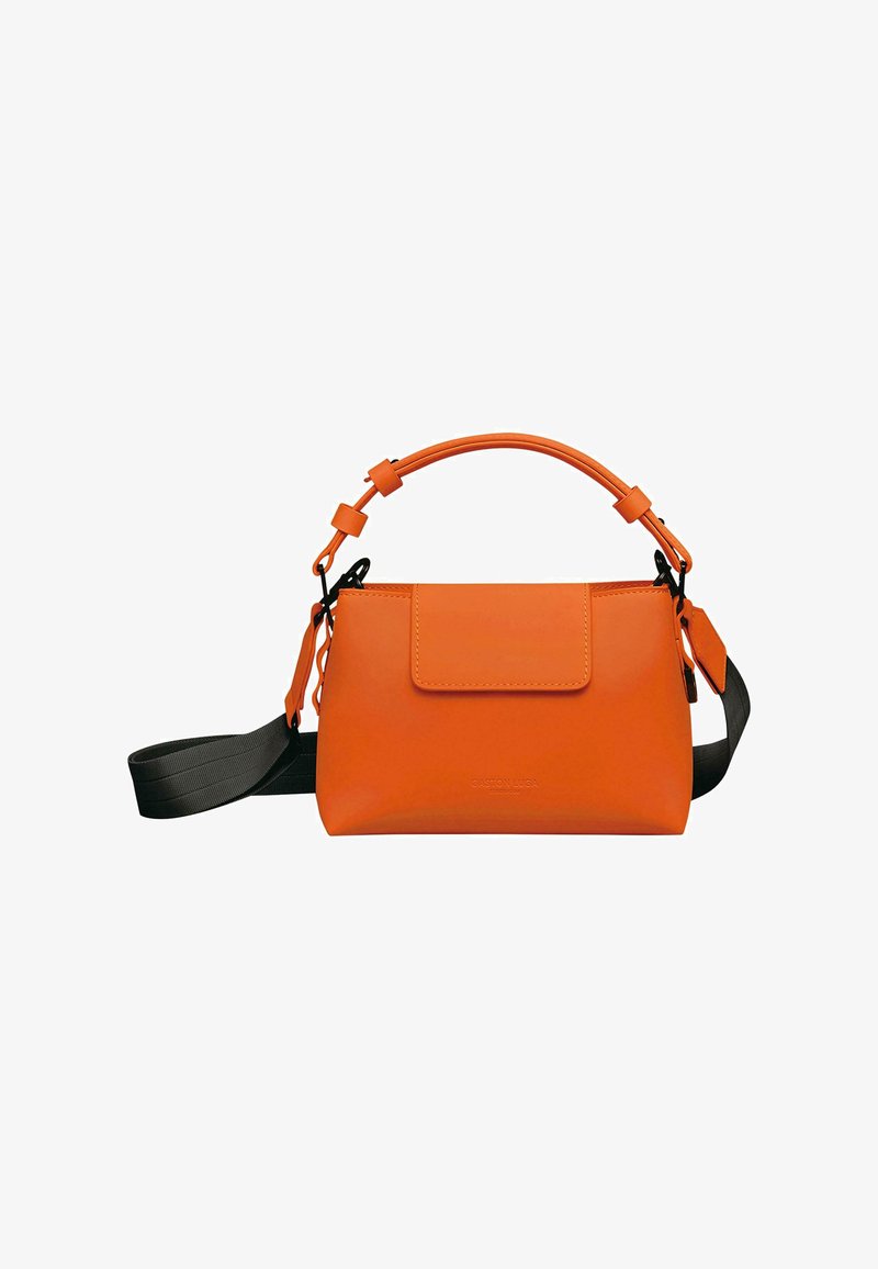 Orange Lederhandtasche mit abnehmbarem schwarzen Schultergurt, Tragegriff, Klappenverschluss und subtilen Steppnähten. Logo auf der Vorderseite geprägt.