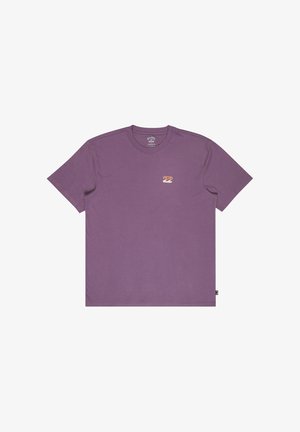 Paarse T-shirt met korte mouwen en een ronde hals, met een klein rood en beige golflogo op de linkerborst en een stoffen label aan de onderzoom.