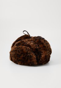 Hnědý plyšový baret s leopardím vzorem, se soft fur texturou a tmavým stužkovým akcentem nahoře. Kulatý, nadýchaný tvar.