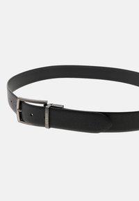 Schwarzer Leder-Gürtel mit strukturierter Oberfläche, ausgestattet mit einer rechteckigen Schnalle in Silberoptik und markanten Akzenten, entworfen für Freizeit- oder formelle Anlässe.