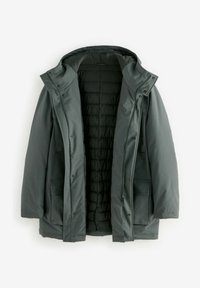 Parka acolchada verde oscuro con cierre de cremallera y botones a presión, capucha ajustable y dos bolsillos frontales. Textura exterior suave.