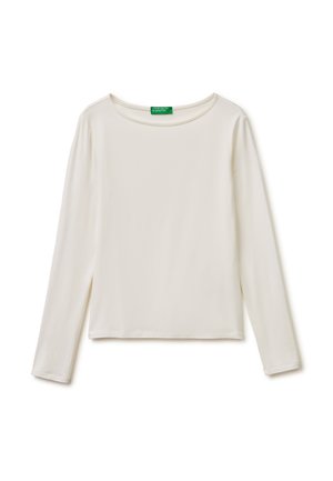 Weißes Langarmshirt mit Rundhalsausschnitt und grünem "United Colors of Benetton" Etikett am Kragen, liegend auf weißem Hintergrund.