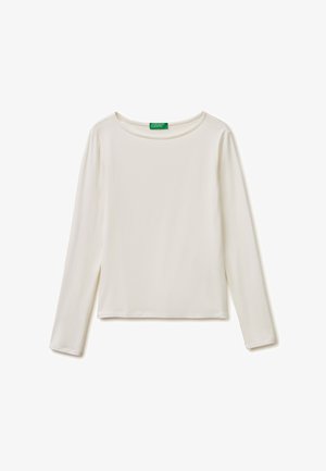 Biała koszulka z długim rękawem i okrągłym dekoltem z zieloną metką "United Colors of Benetton" przy kołnierzu, rozłożona na białym tle.