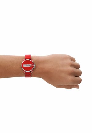 Rote digitale Armbanduhr mit rundem Zifferblatt, silbernen Akzenten und einem Gummiband. Das Display zeigt die Uhrzeit im digitalen Format an.