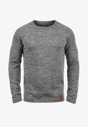 Sudadera de punto gris con un patrón texturado, escote redondo y mangas raglán. Incluye una etiqueta de logo marrón en la parte inferior delantera.