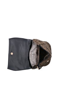 Mochila de estampado de leopardo con solapa negra abierta, mostrando un forro interior beige con patrón y un compartimento con cremallera.